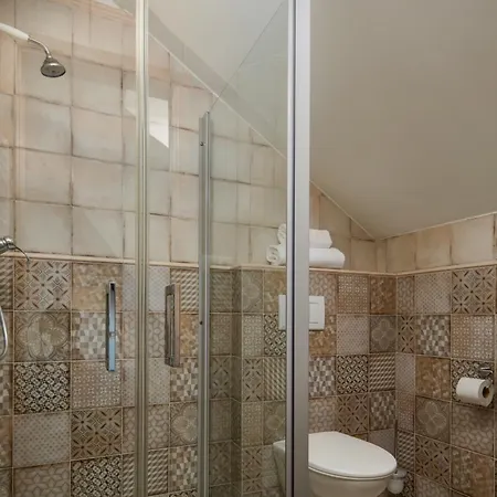 Πανσιόν Latran House 71 By Kh